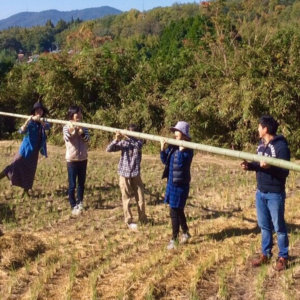 収穫祭で竹遊び